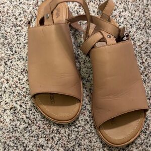 Women’s Tan Open-Toe Leather Sandals